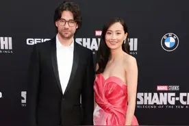 陈法拉携外国老公现身首映礼，产后身材未变样，但颈纹暴露了年龄图片