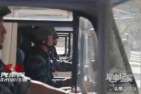 汽车兵开启“飞行”模式！驾驶5吨重卡车飞跃5米断桥图片