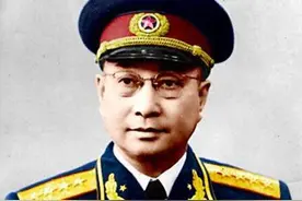 亮剑中李云龙谁都不服，为何唯独对旅长毕恭毕敬图片