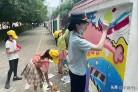 光谷步行街附近，这段涂鸦墙成“网红”图片
