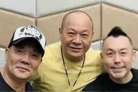 56岁雷宇扬聚首吴志雄罕露脸，身材发福明显，长居内地伴子成长图片