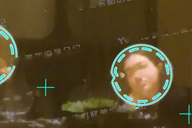 王菲现身聚会兴致高，和李嫣搭话烟酒不离手，对方态度冷淡无回应图片