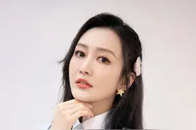 王鸥 女团制服清纯甜美的造型，大秀好身材图片