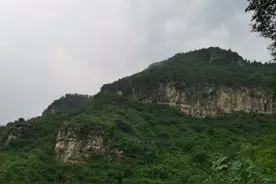 山东潍坊有座盘龙山，有险要的山洞，入口直上直下，易守难攻图片