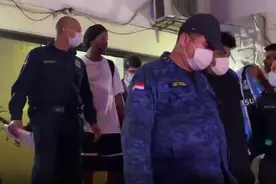 小罗出狱犹如一场明星秀，没想到还有忠实球迷苦苦守候图片
