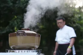 香焗生肠煲，做法简单，是粤人对美食的一大贡献，比爆炒来得更香
