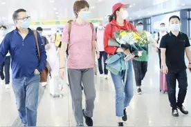 郎平一家走机场，穿粉色T恤显年轻，女儿身材高挑比妈妈更有气质图片
