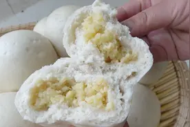 今天做美味的奶黄馒头，中间黄黄的像咸鸭蛋一样，吃起来老香了视频封面