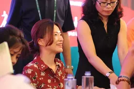 董卿亮相签售会，红色碎花裙配淡妆显老气，没有舞台了气质太平淡图片