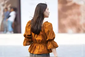 时尚街拍：嫂子出门就爱穿丝绸衣，搭配卷发好撩人，简直美翻了图片
