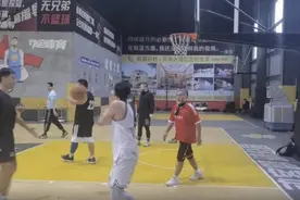 72岁港星梁家仁篮球场现英姿，体力不输年轻小伙，曾是周星驰爱将图片