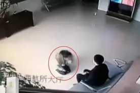 43岁大学女教师遭15岁儿子拳打脚踢，跪在地上求饶：求求你放过我图片