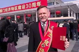 他力挺中国，毅然辞去总裁工作，四次申请绿卡，只为成为中国人图片