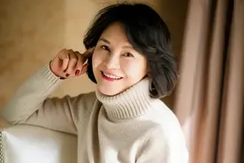 谁说老年人只能烫小卷？这几种大卷发型时髦减龄，也非常适合老人图片
