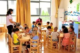 3岁女孩从幼儿园回家，紧握裤子说不能尿尿，脱下裤子妈妈气炸了图片