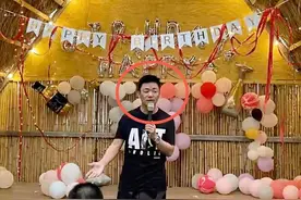 王宝强茅屋庆生不见女友冯清，恋爱三年不官宣，感情状态扑朔迷离图片