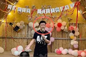 王宝强茅屋庆生不见女友冯清，恋爱三年不官宣，感情状态扑朔迷离图片