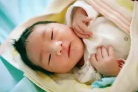 谁先抱孩子像谁？新生儿出生究竟该让谁先抱，护士给出这样建议图片