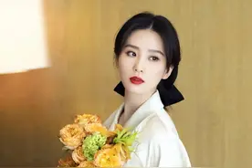 杨幂学刘诗诗穿白色真丝睡裙，靠裙摆制造亮点，赢了女人味输气质图片