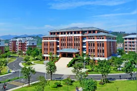 广东清远的一所大学，以房地产企业命名，在校生仅1800人图片