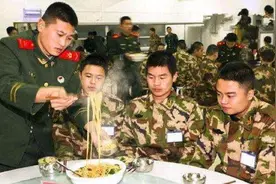 新兵入伍第一顿吃什么，退伍前最后一顿又吃什么？其实都很简单图片