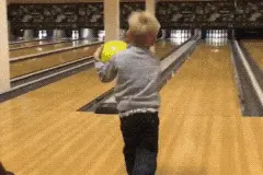 搞笑GIF：你能嘴巴不碰杯子喝水吗？这妹子果然又被套路了图片
