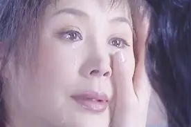 老人走了母亲和女儿抱在一起痛哭，互相擦泪，隔着屏感受到悲伤视频封面