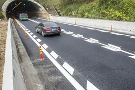 交警提醒：跑高速遇到鱼骨线应该这样走，不然12分全扣光可别怪我图片