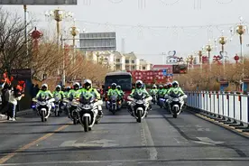 敬礼，嘉峪关交警再一次以最高礼仪迎接援鄂白衣战士归来图片