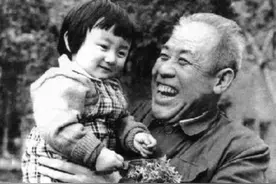 80年代，西安市长张铁民坐公交车遭售票员冷遇，张：你被开除了图片