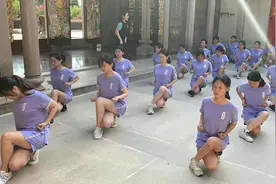 大富豪吴镇明重金聘请武术名家为家乡青少年教授南拳图片