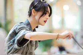 郑爽浅蓝色领带牛仔连体装时尚干练，少女气息十足图片