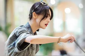 郑爽浅蓝色领带牛仔连体装时尚干练，少女气息十足图片