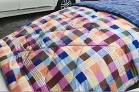 汽车穿上了棉被？车主：被冰雹砸怕了图片