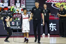 独臂少年遭冷落？为CBA开球后，独自走开表情落寞，外援却鼓励他图片