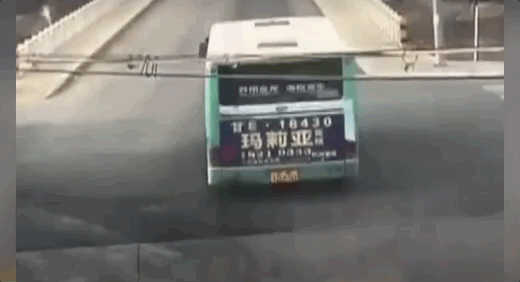甘肃救护车与公交车相撞事故引热议，律师认为救护车应担主责图片