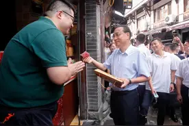 李克强来到重庆磁器口，用实际行动支持商家带动消费图片
