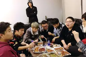 PDD的晚餐和宝哥的晚餐，再对比大司马的晚餐，差距有点大图片