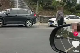 无辜“躺枪”！大爷过个马路，竟成女网红暧昧对象！200多万人围观，妻子吵着要离婚图片