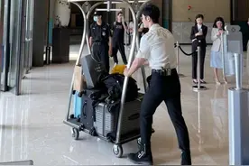为了增高，夏天穿靴子，黄教主这波操作太秀了图片