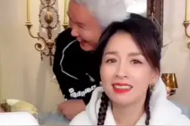 50岁张庭直播翻车，儿子当场质疑作秀，老公在旁笑到弯腰图片