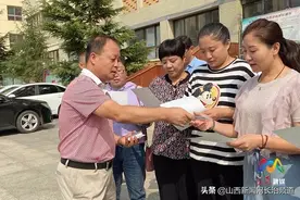 上党区为3013名教师发放免费城乡公交卡图片