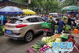 地摊可不可以随便摆？贵阳云岩区城市综合行政执法局相关人士回应图片