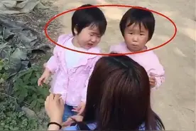 双胞胎姐妹，一个老人带，一个妈妈带，一年后两者的差距不是一点图片