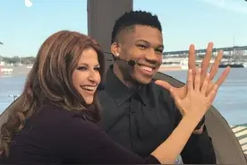 NBA球员手掌有多大？张伯伦直接两指抓球，伦纳德将球藏在手里图片