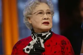 秦怡穿衣好节俭，一件“花衣服”反复穿，配不同丝巾美得端庄大气图片