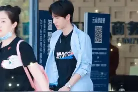 王一博录《天天向上》穿肖战同款，丝毫不避嫌，网友：太甜了图片