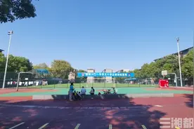 大爷大妈砸锁闯球场跳广场舞，社区：已联系新场地图片