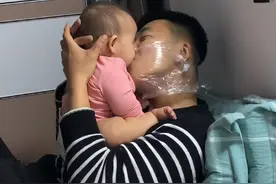 宝爸隔保鲜膜亲女儿，却因“姿势”被吐槽，网友：扭头亲让人不适图片