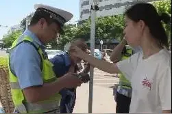 资阳一违章女孩给开罚单的交警擦汗：你开你的罚单，我擦我的汗图片
